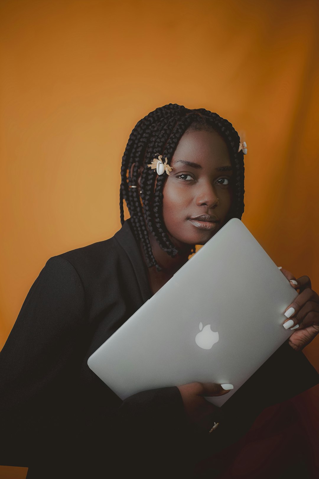 The Art of Drawing Readers In: Your attractive post title goes here Portrait d'une fille avec un MacBook air sur un fond jaune