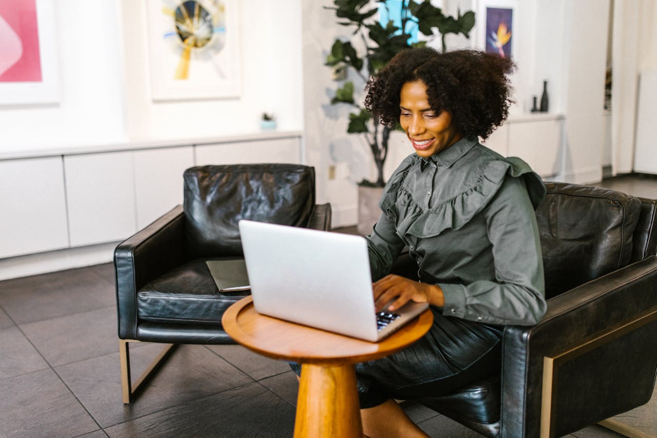 Accueil Confident woman working on a laptop in a stylish office environment.